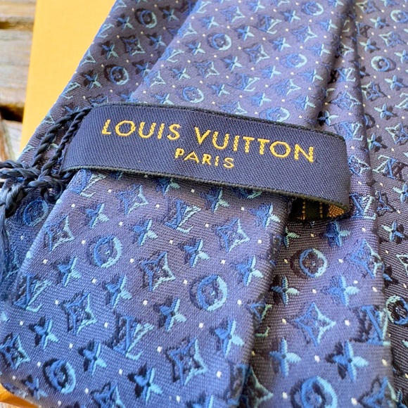 🔥LV HOLIDAY 25’🔥🆕💯LOUIS VUITTON LIMITED KNIGHT BLUE 3D-MONOGRAM MOTIF TIE🔥RARE✨ - Picture 7 of 17